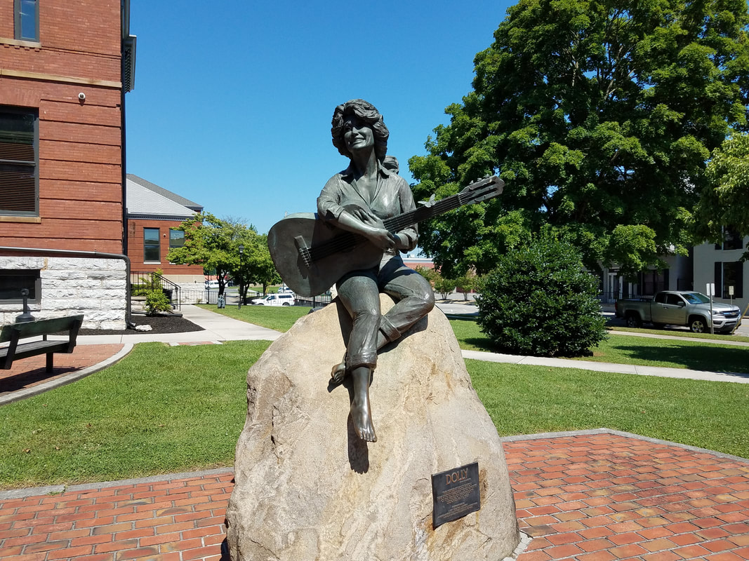 Dolly Parton statue in front of courthouse in Sevierville TN